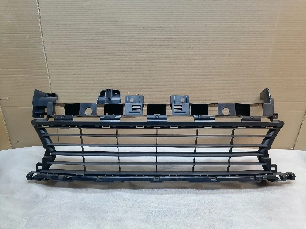 Решетка бампера перед. центр. Renault Logan II (2012—2018)