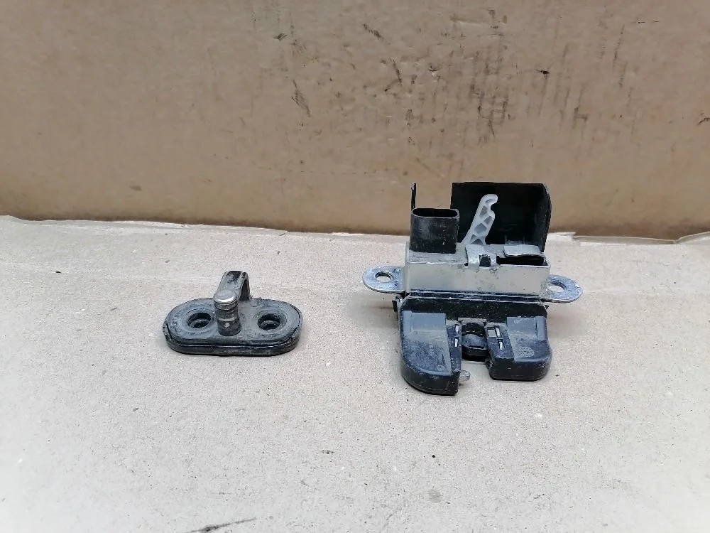 Замок багажника Volkswagen Golf Mk5 (2003—2009) 1K6827505F