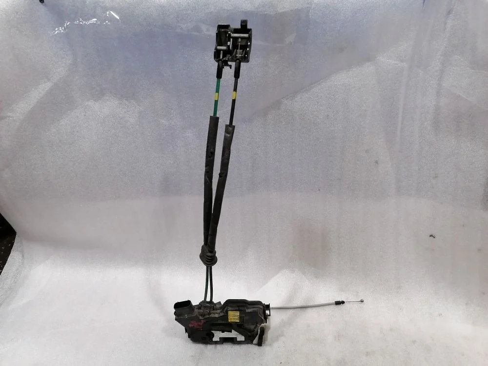 Замок двери задней правой Kia Sorento II (2009—2012)