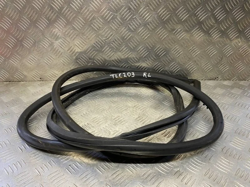 Уплотнитель двери задней левой Toyota Land Cruiser 200 (2008-2021) 2010 6787260110 4.5 D 1VDFTV