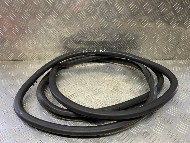 Уплотнитель двери задней правой Toyota Land Cruiser 200 (2008-2021) 2010 6787160110 4.5 D 1VDFTV