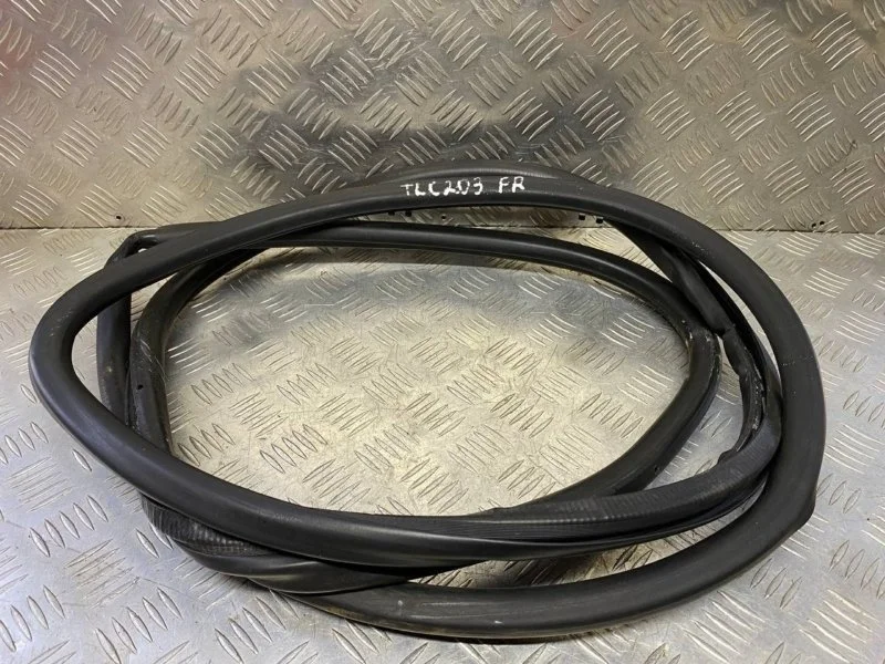 Уплотнитель двери передней правой Toyota Land Cruiser 200 (2008-2021) 2010 6786160150 4.5 D 1VDFTV