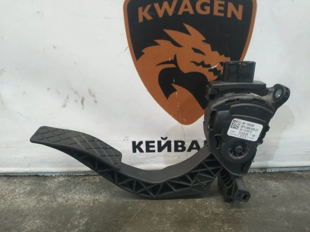 Педаль газа Audi A4 2013 B8