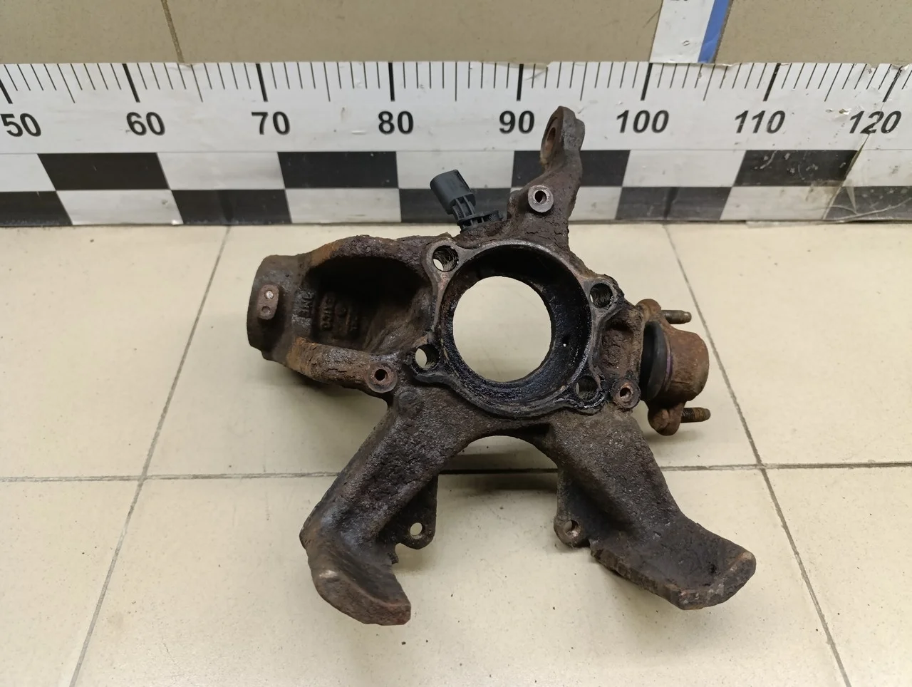 Кулак поворотный передний левый Jetta 2011>