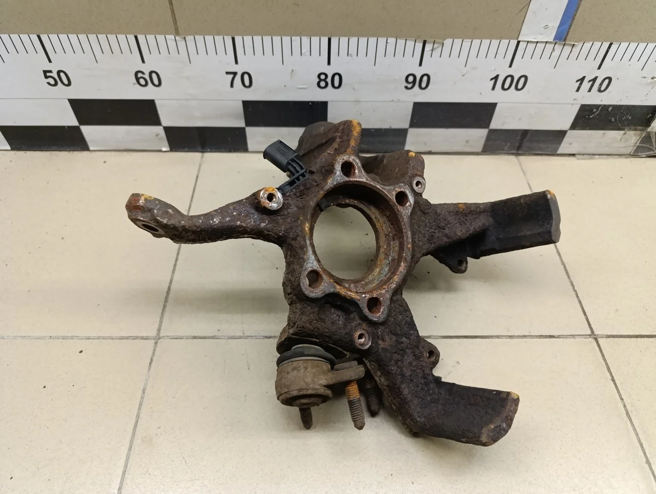 Кулак поворотный передний правый Jetta 2011>