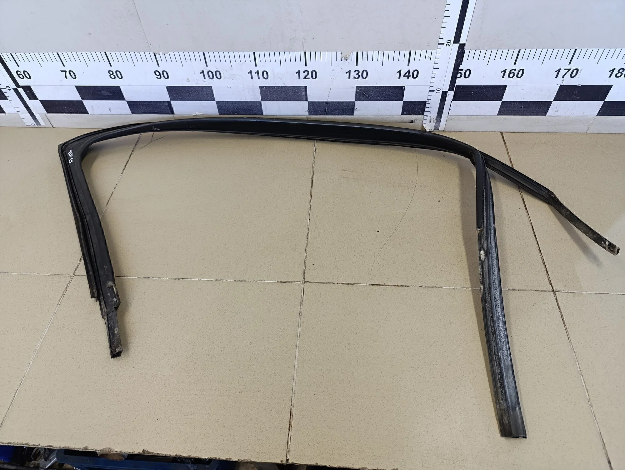 Уплотнитель стекла двери Polo (Sed RUS) 2011>