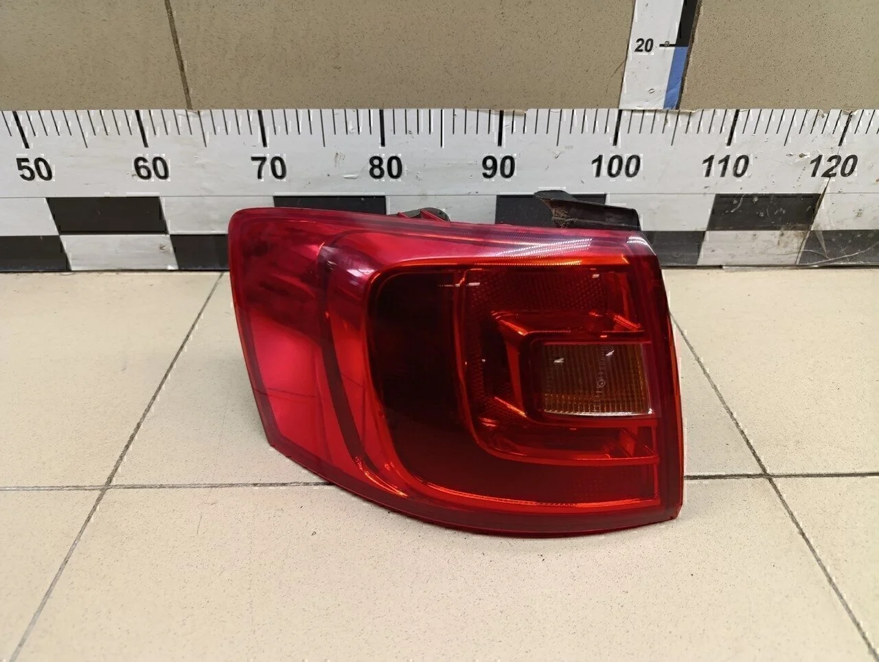 Фонарь задний наружный левый Jetta 2011>