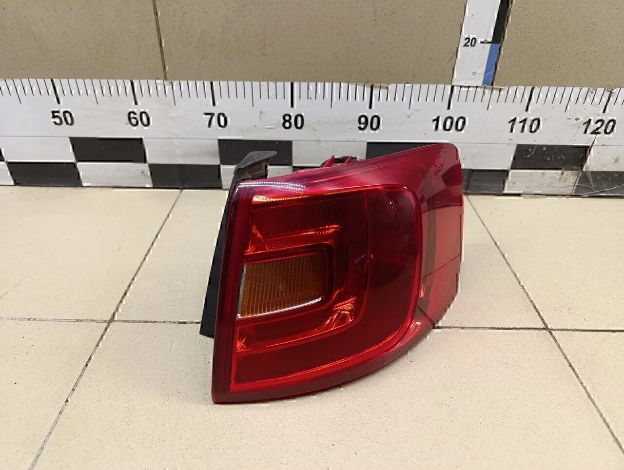 Фонарь задний наружный правый Jetta 2011>
