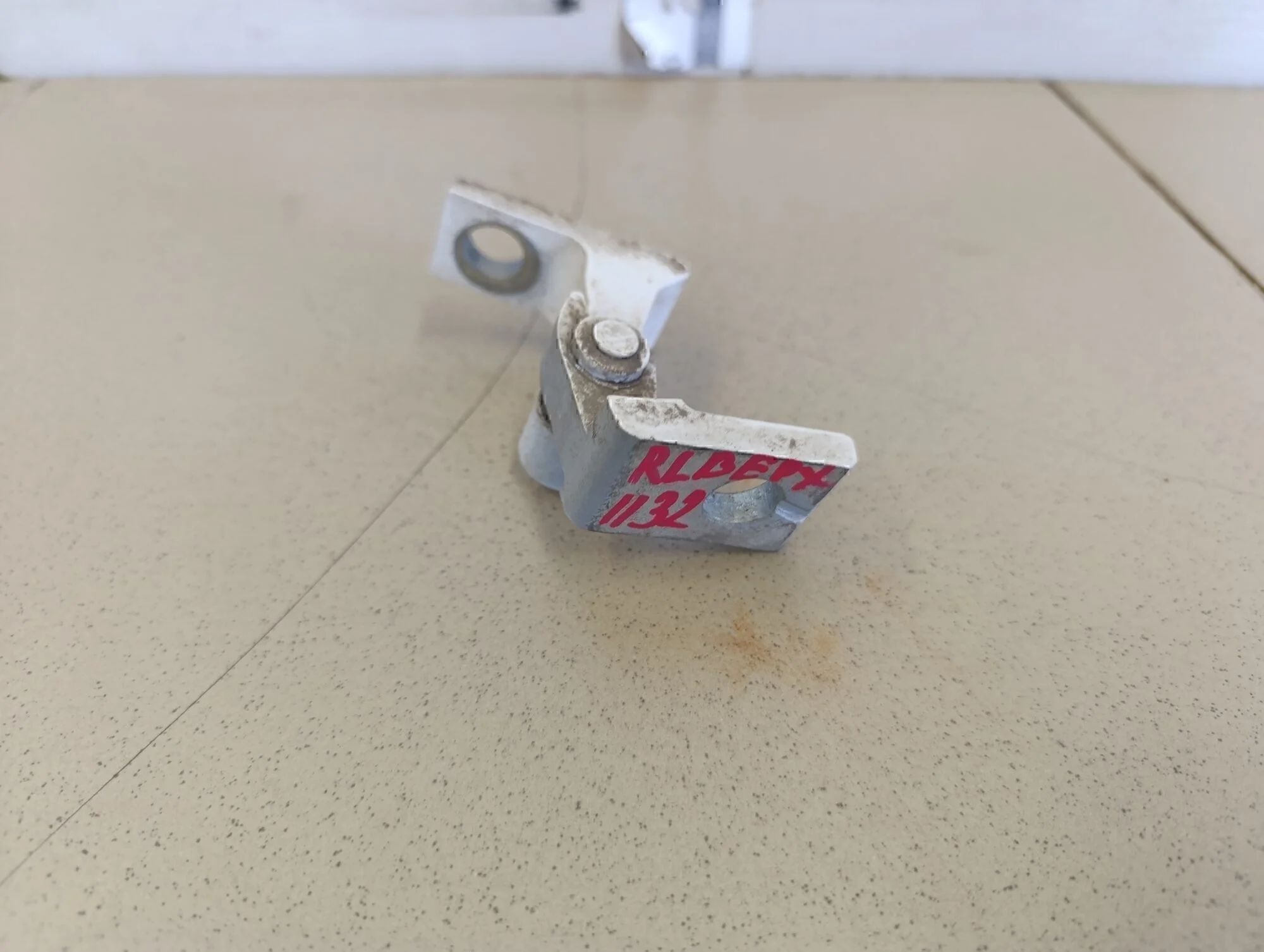 Петля двери Polo (Sed RUS) 2011>