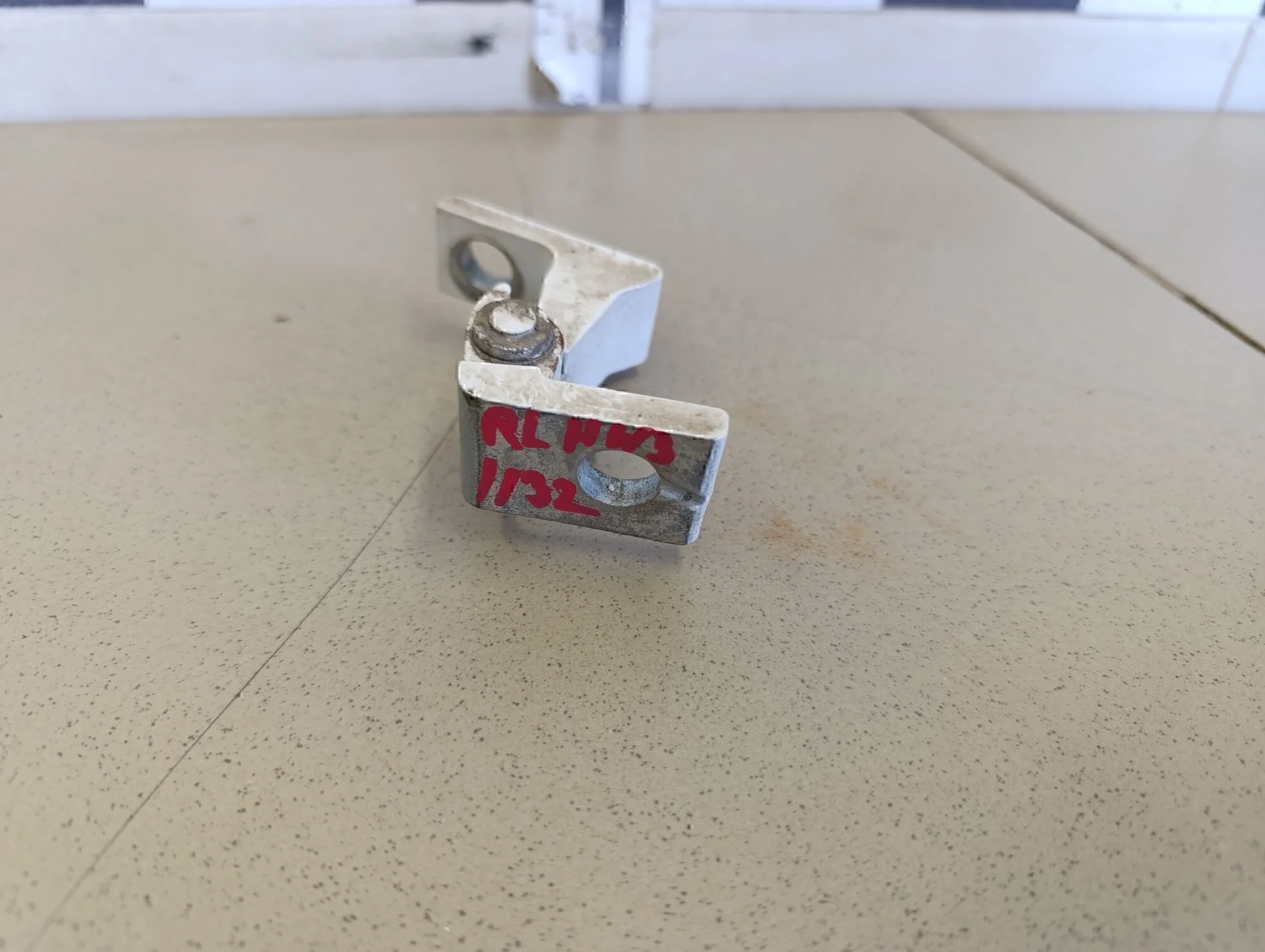 Петля двери Polo (Sed RUS) 2011>