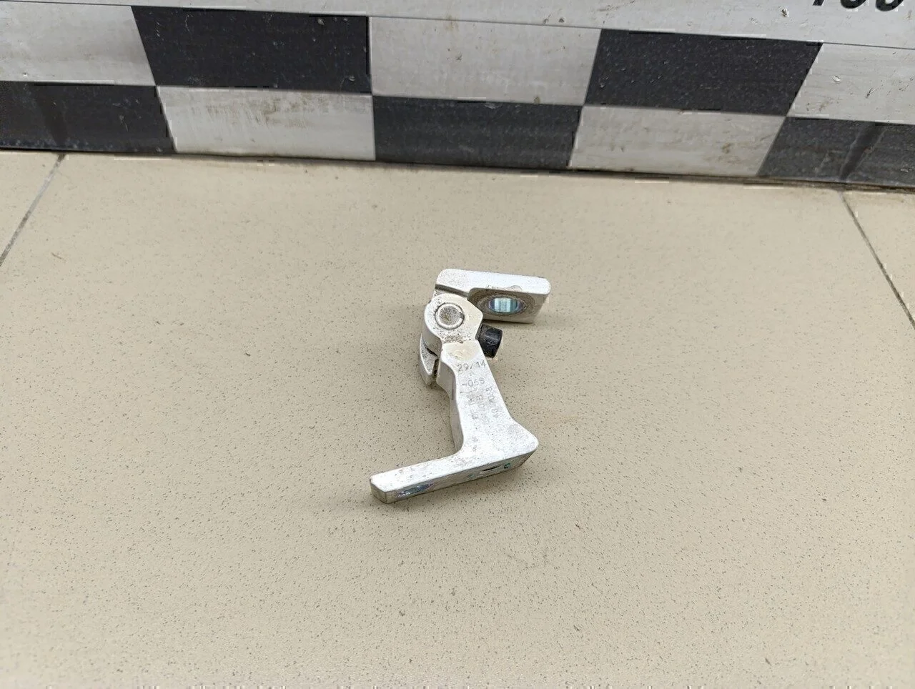 Петля двери Jetta 2011>