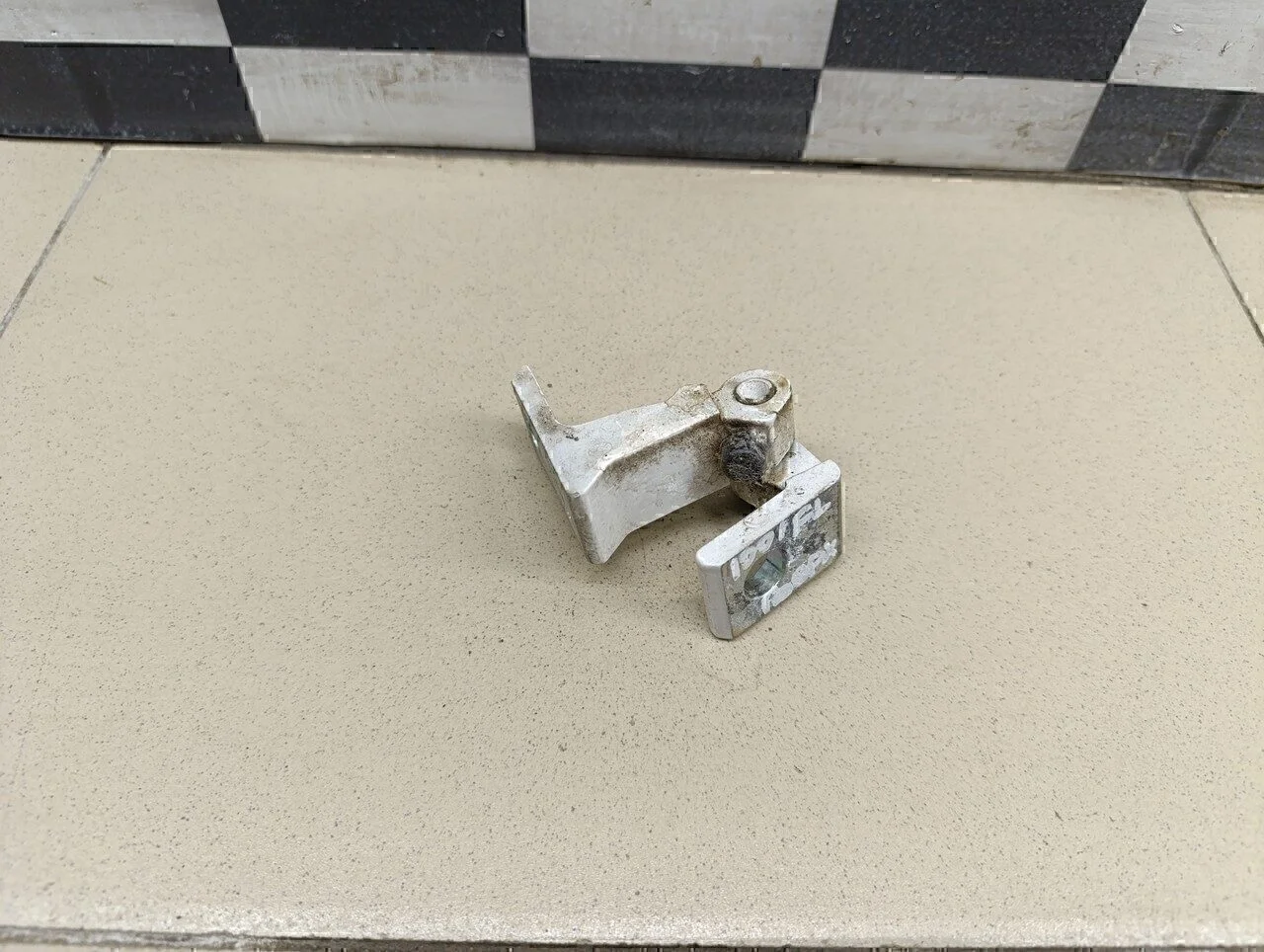 Петля двери Jetta 2011>