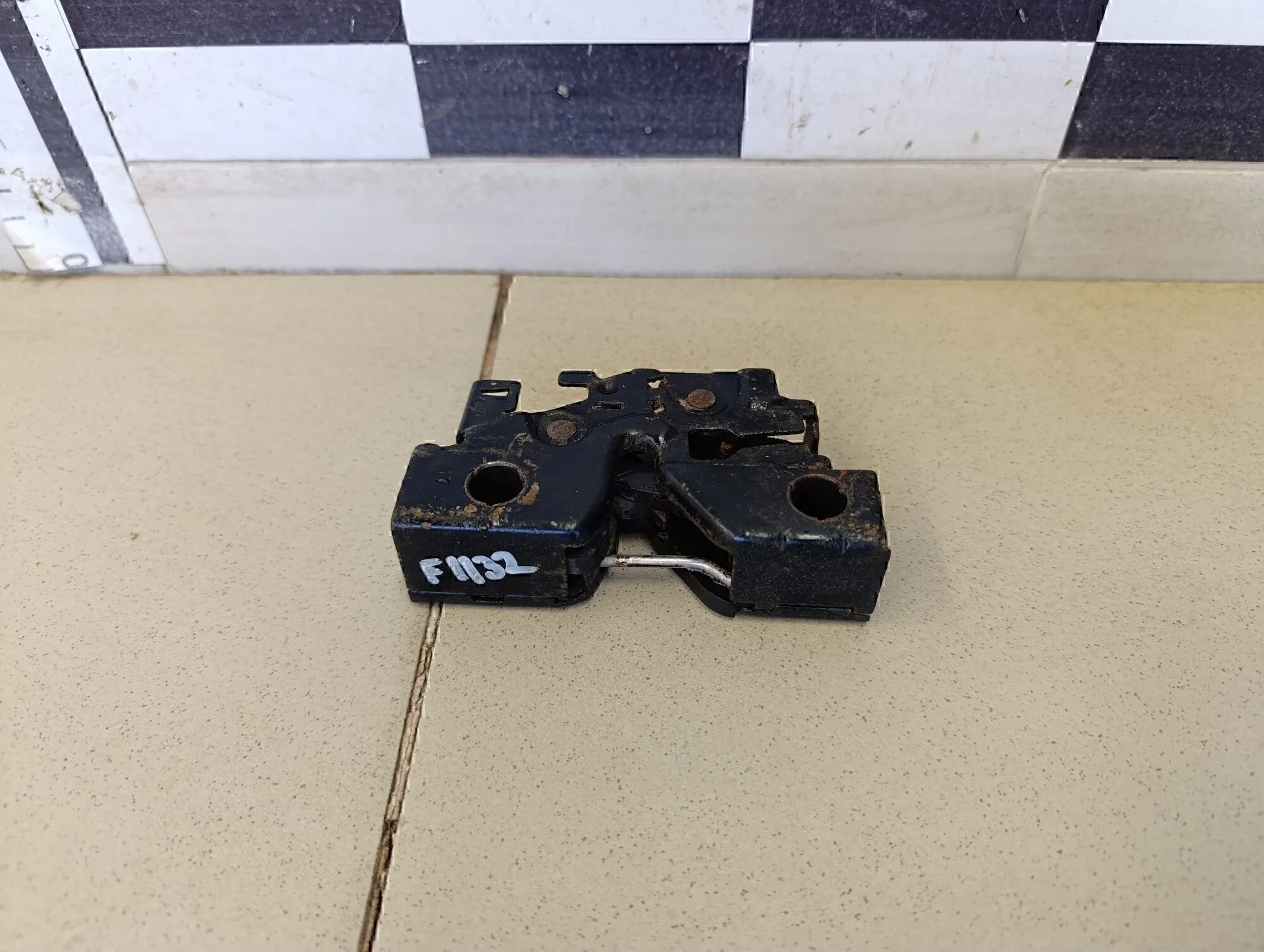 Замок капота Polo (Sed RUS) 2011>