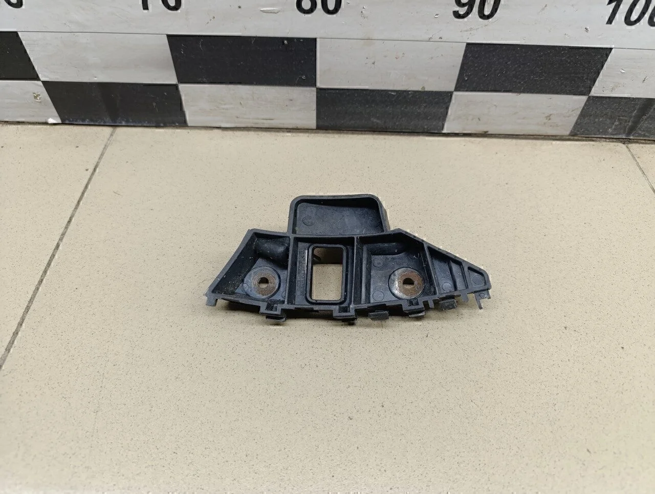 Направляющая переднего бампера левая Jetta 2011>