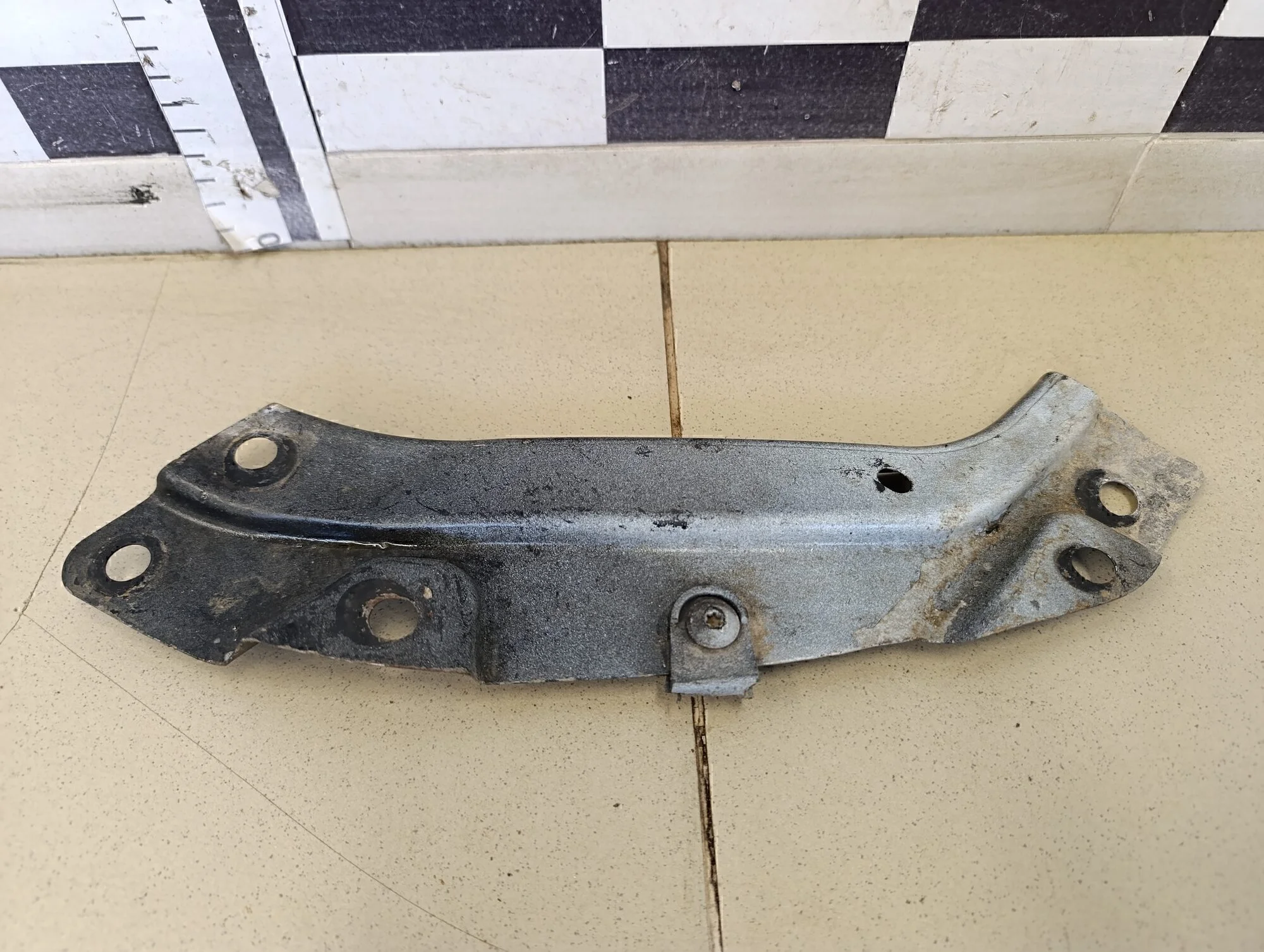 Кронштейн фар левый Polo (Sed RUS) 2011>