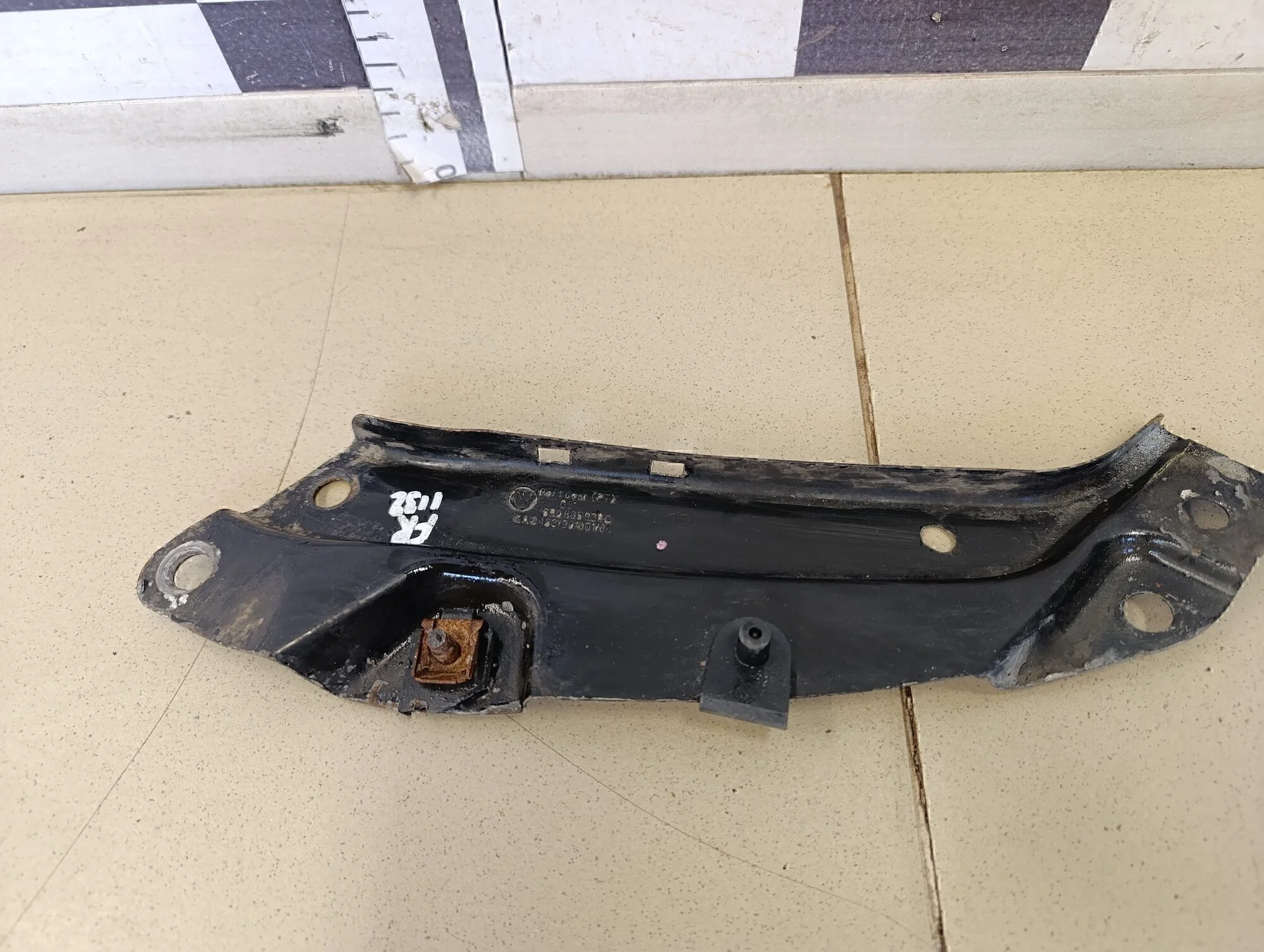 Кронштейн фар правый Polo (Sed RUS) 2011>