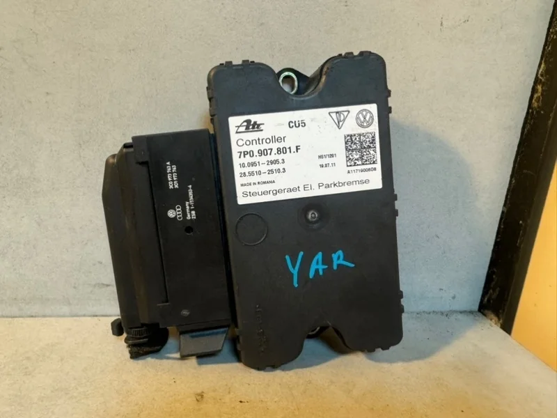Блок управления стояночным тормозом Volkswagen Touareg 2012