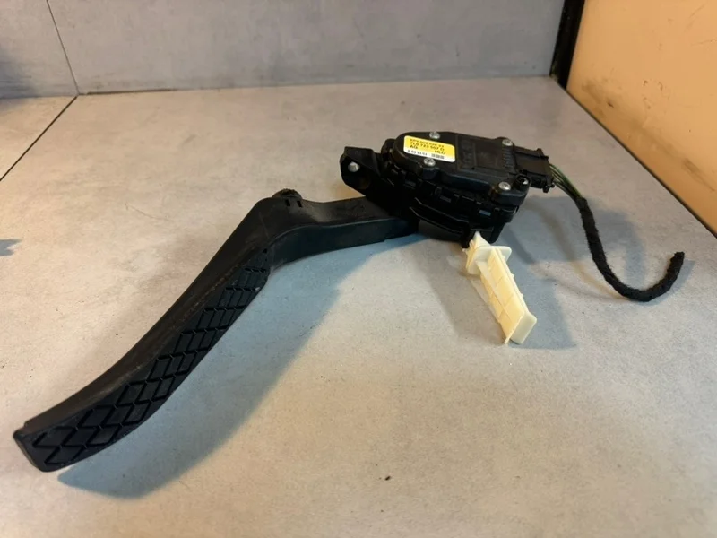 Педаль газа Volkswagen Touareg 2012