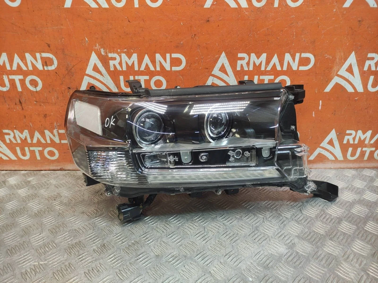 Фара TOYOTA Land Cruiser 2015-2021 200