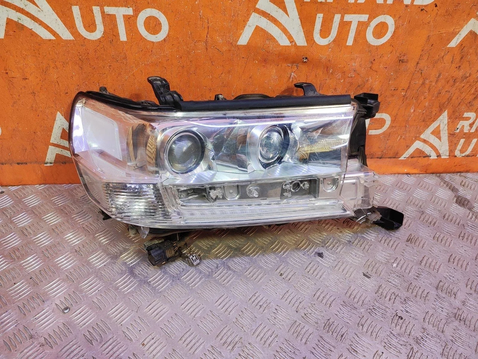 Фара Toyota Land Cruiser 2015-2021 200