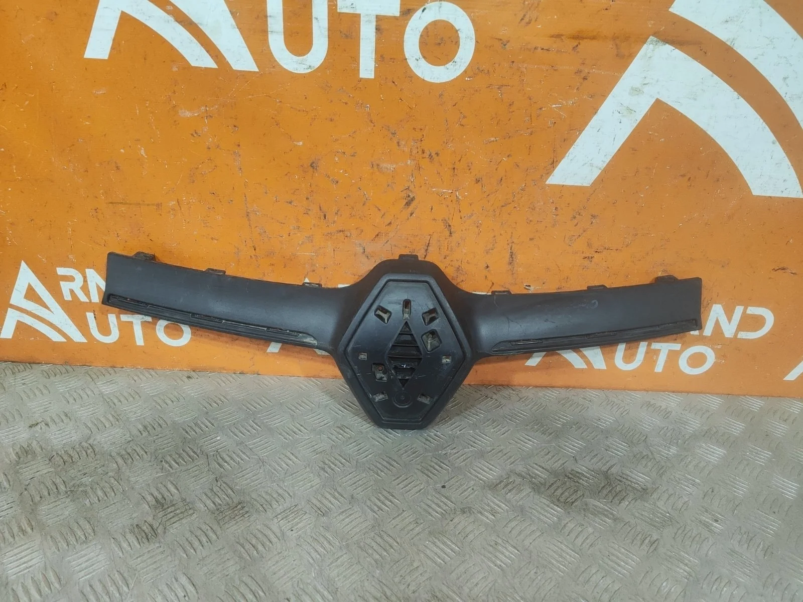 Накладка решетки радиатора Renault Logan 2018-2022