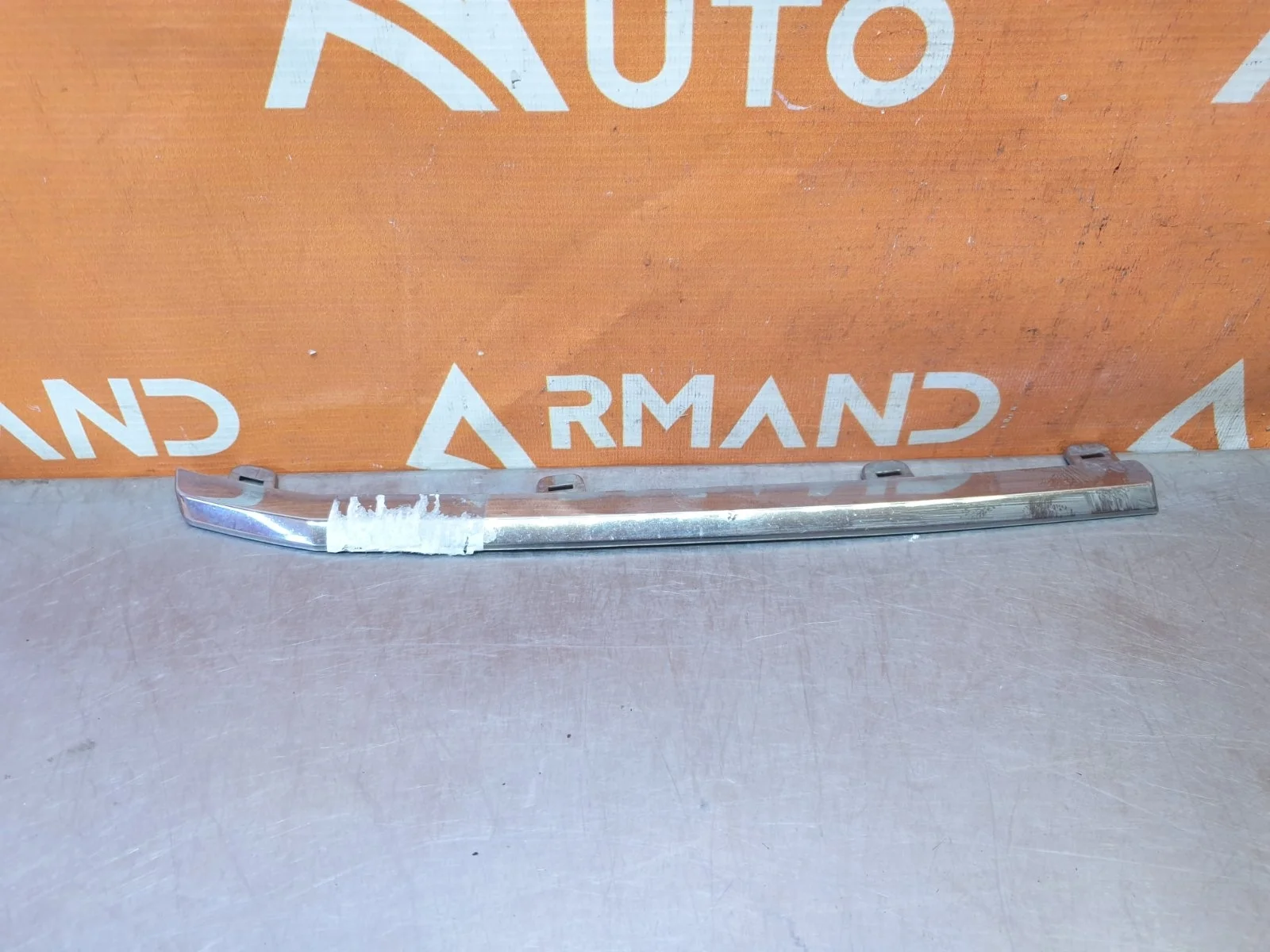 Накладка решетки радиатора центральная Toyota Land Cruiser 2015-2021 200