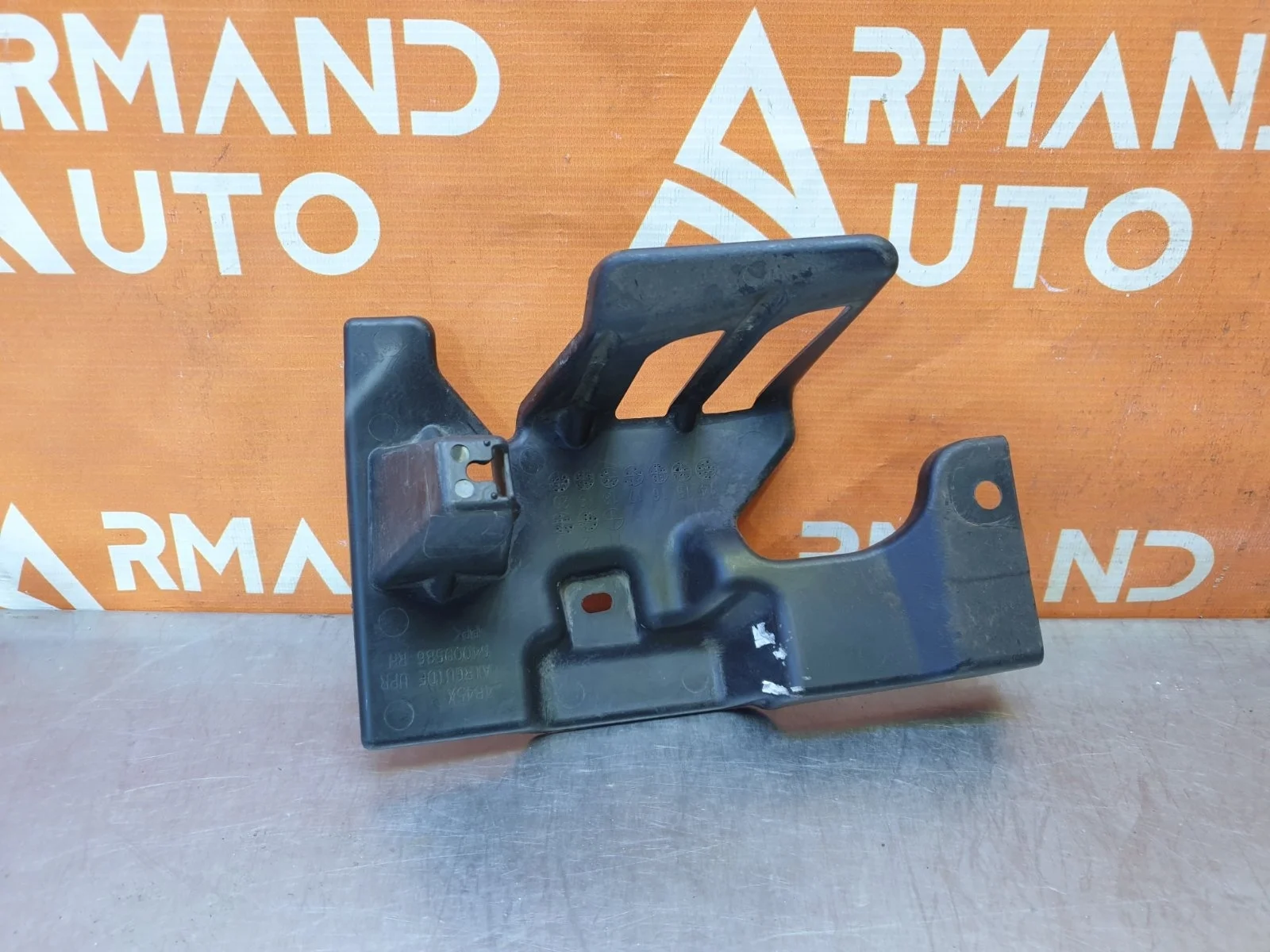 Кронштейн решетки радиатора верхний Mitsubishi Outlander 2012-нв 3