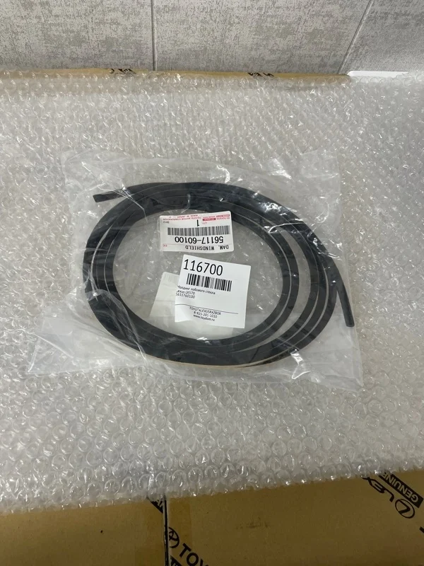 Молдинг лобового стекла Lexus LX570 5611760100