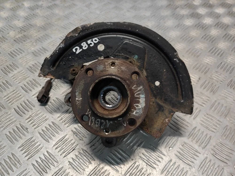 Кулак передний левый Renault Logan II