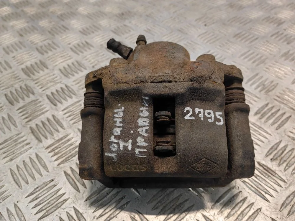 Суппорт передний правый Renault Logan I