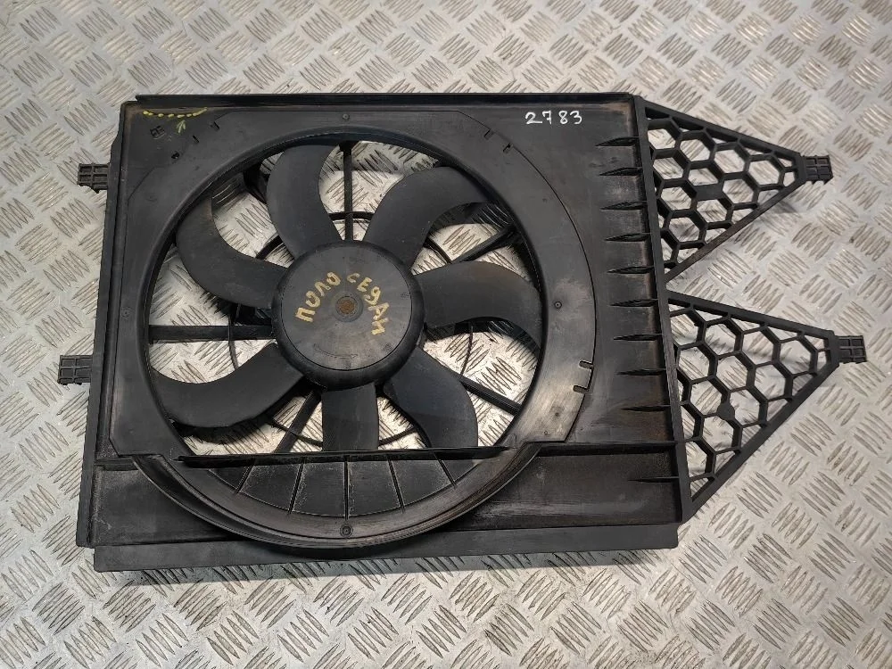 Диффузор вентилятора в сборе VW Polo V