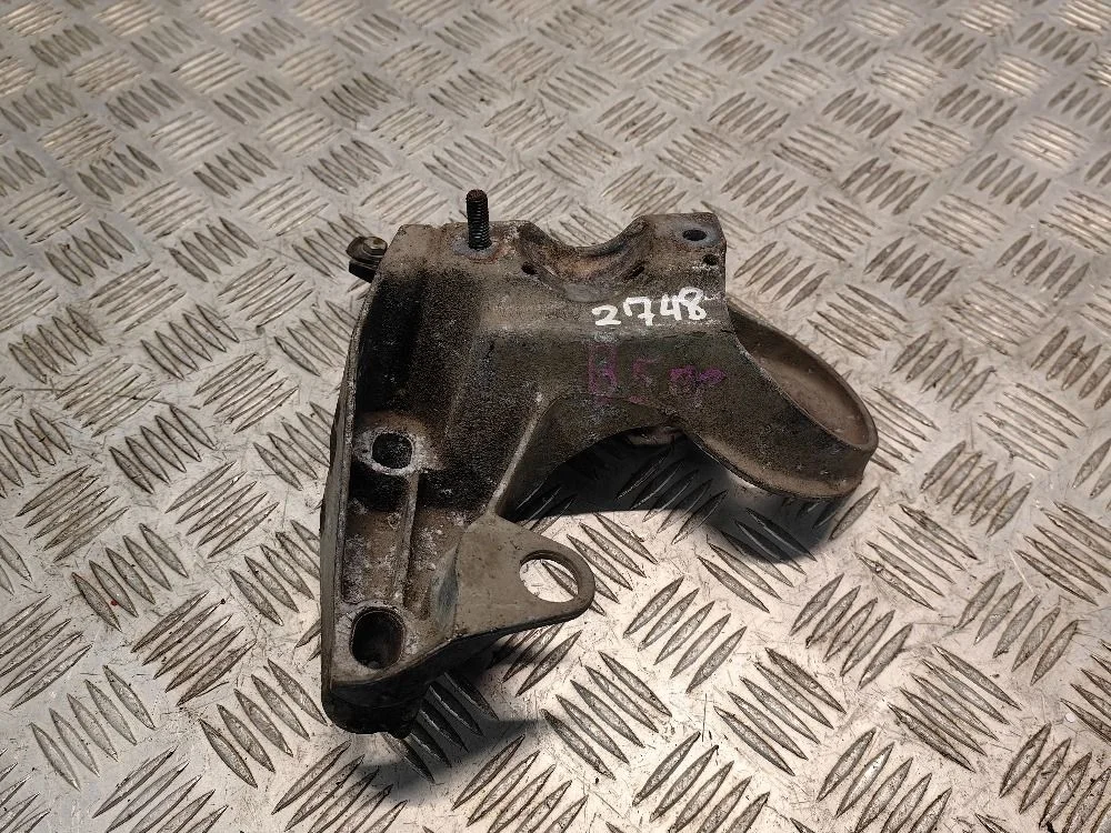 Кронштейн двигателя правый Volkswagen Passat B5