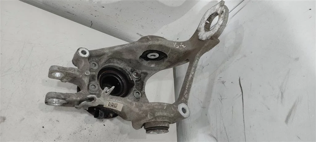 Кулак задний левый 8R0505435C  3.0 Бензин Porsche