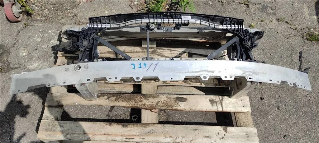 Передняя панель крепления облицовки (телевизор) A