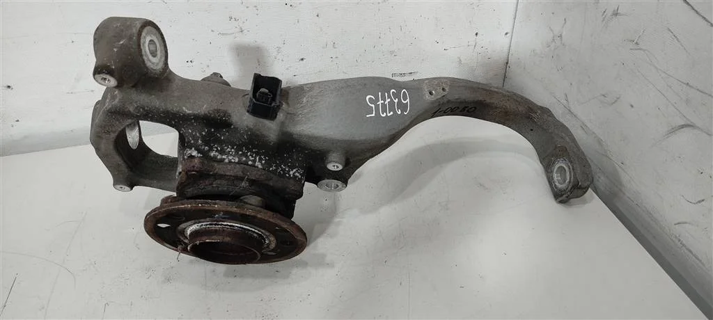 Кулак поворотный левый A2133324700  2.0 Бензин Me