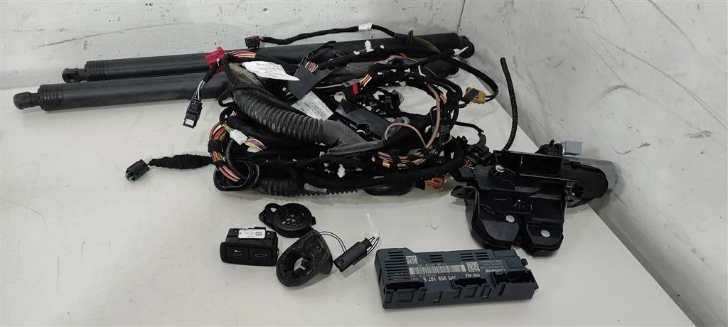 Электропривод багажника 95B827851C  3.0 TDI Porsc