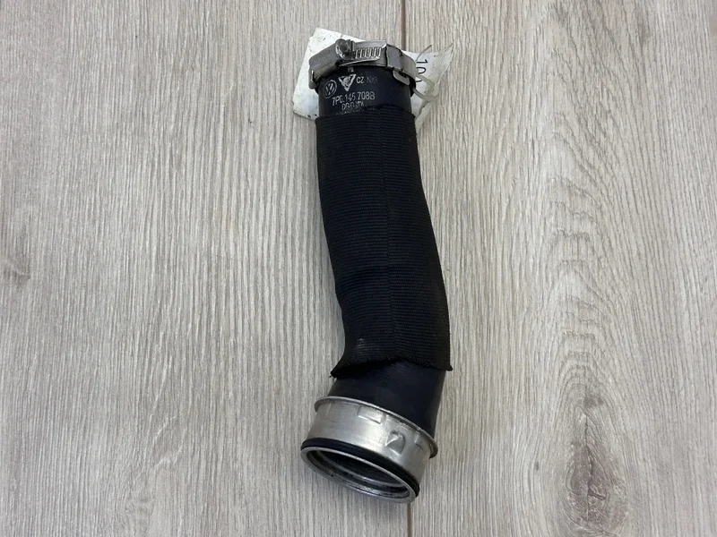 Патрубок интеркулера VW Touareg 2 2010-2018 7P