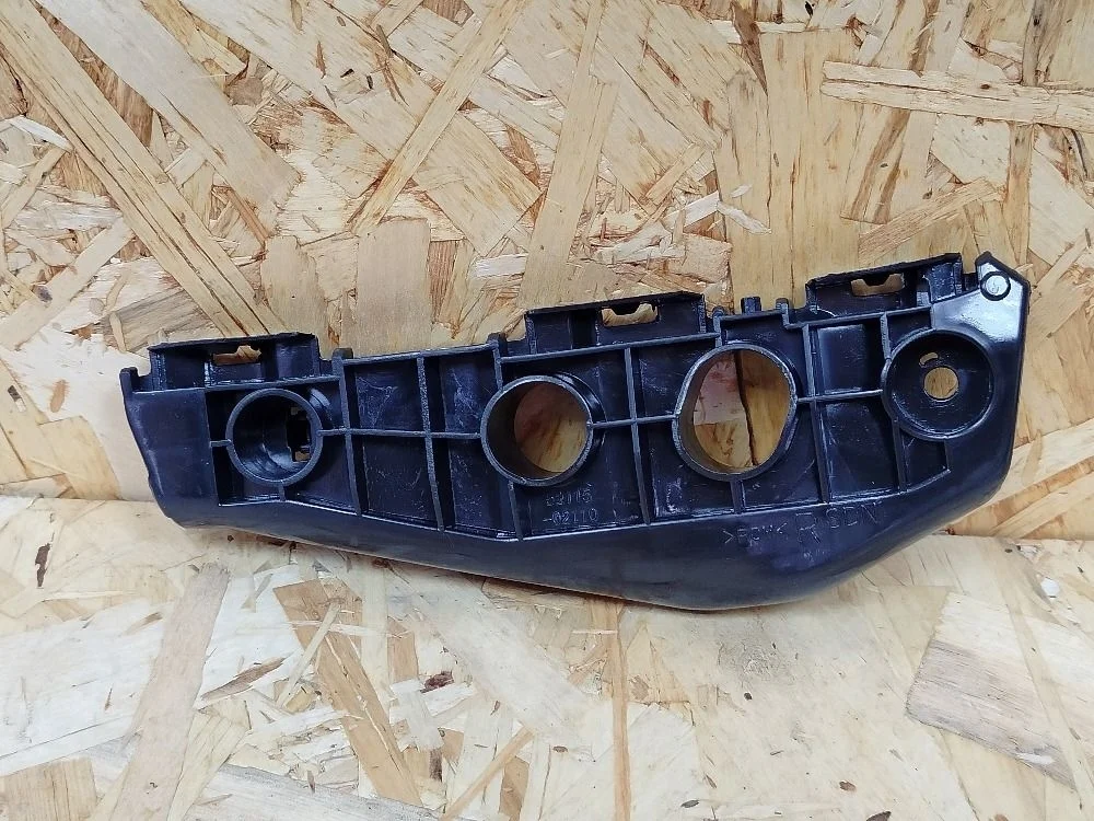 Кронштейн бампера пер. прав. Toyota Corolla X (2006—2010) 5211502110