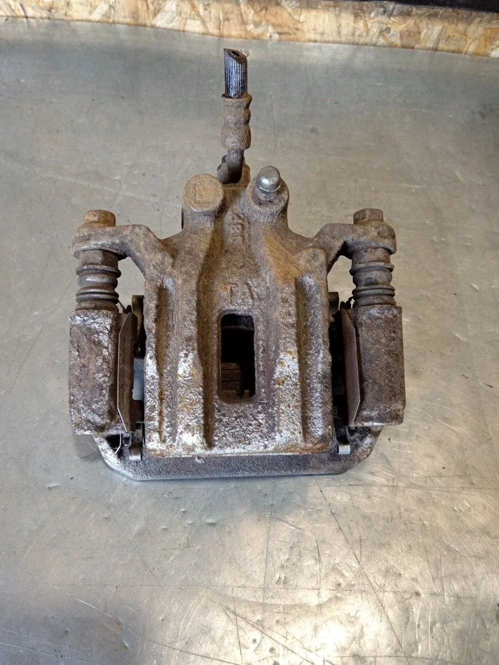 Суппорт тормозной задний левый Nissan Pathfinder III рестайлинг (2010—2014) 2012 KL0 - SILVER METALLIC