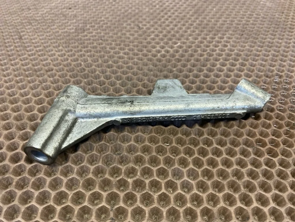 Кронштейн впускного коллектора Audi Q5 2012 8R