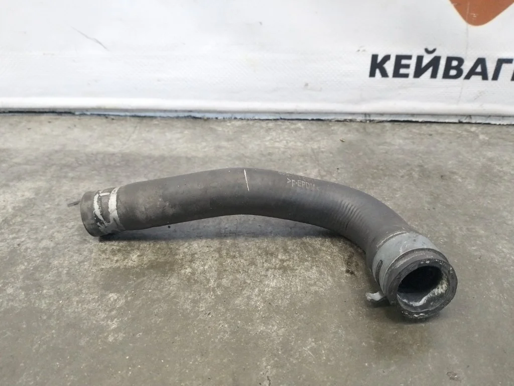 Патрубок системы охлаждения Audi Q7 2010 4L