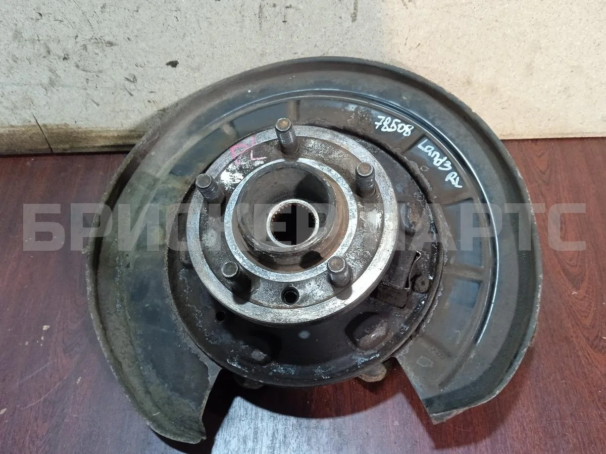 Кулак задний левый Ленд Ровер Дискавери 3