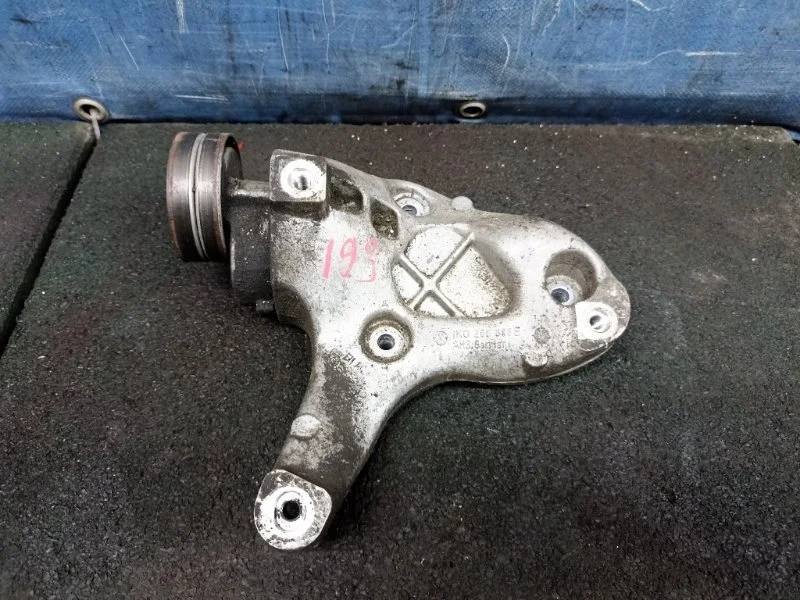 Кронштейн компрессора кондиционера Skoda Octavia A5 2012 1K0260885B 1.4 CAXA