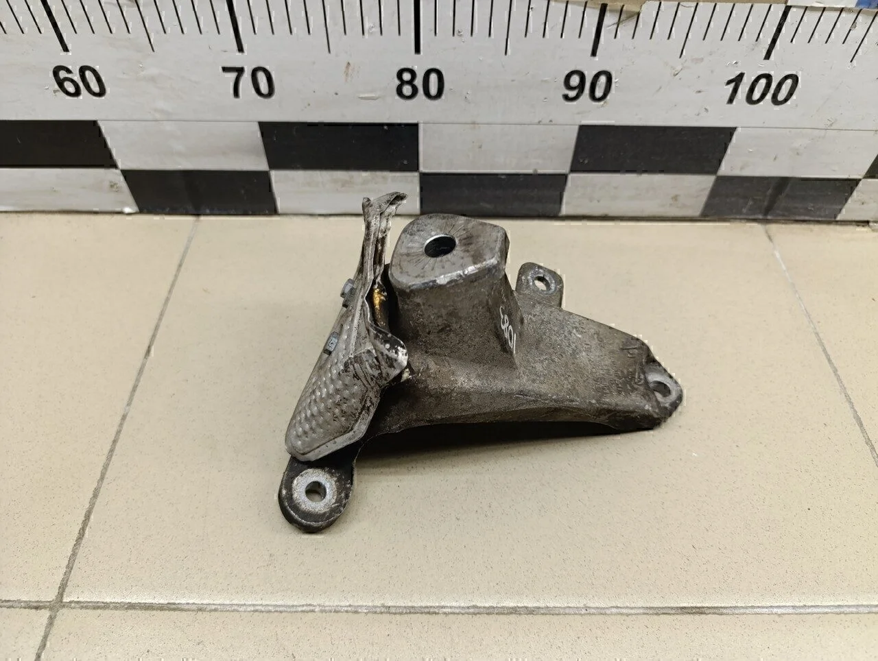 Кронштейн двигателя правый  A5/S5 [8T] Coupe/Sportback 2008-2016