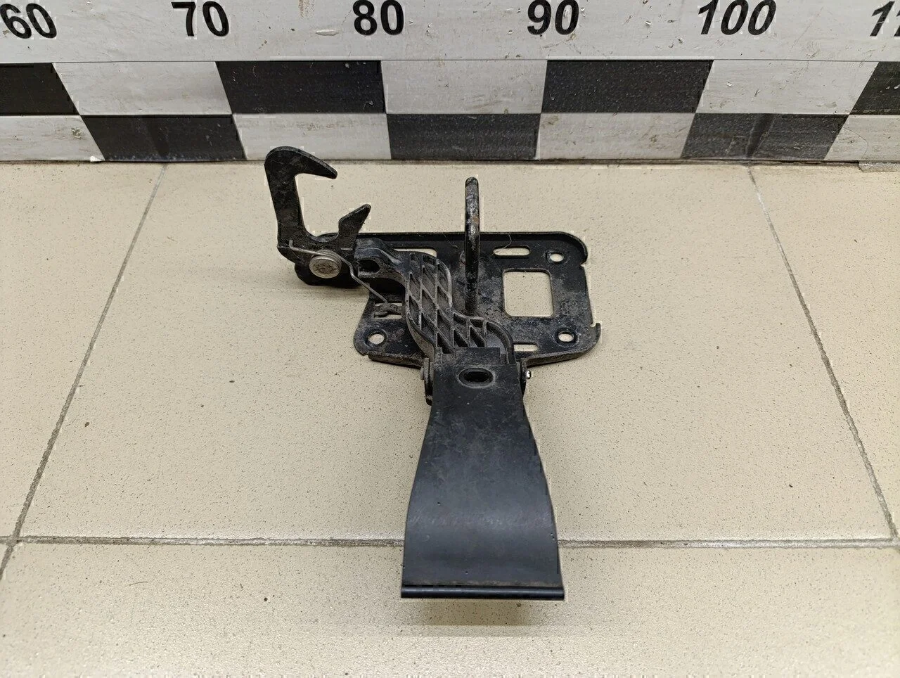 Крючок капота A4 [B8] 2007-2015