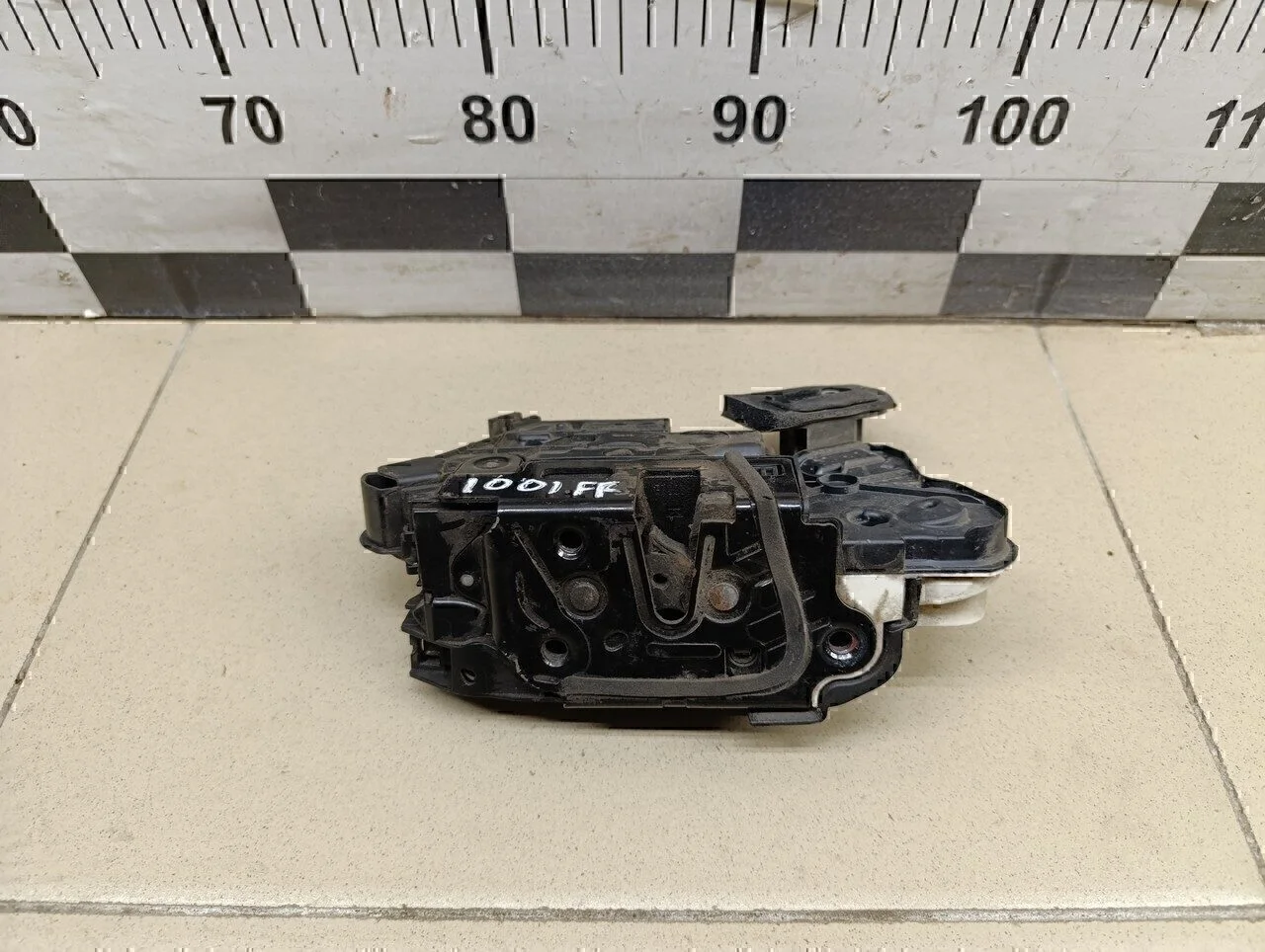 Замок двери передней правой Jetta 2011>