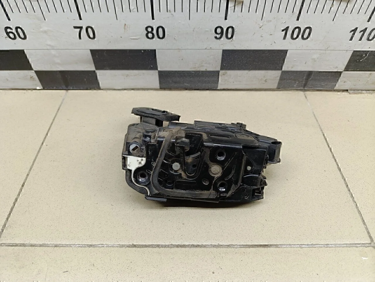 Замок двери задней левой Jetta 2011>