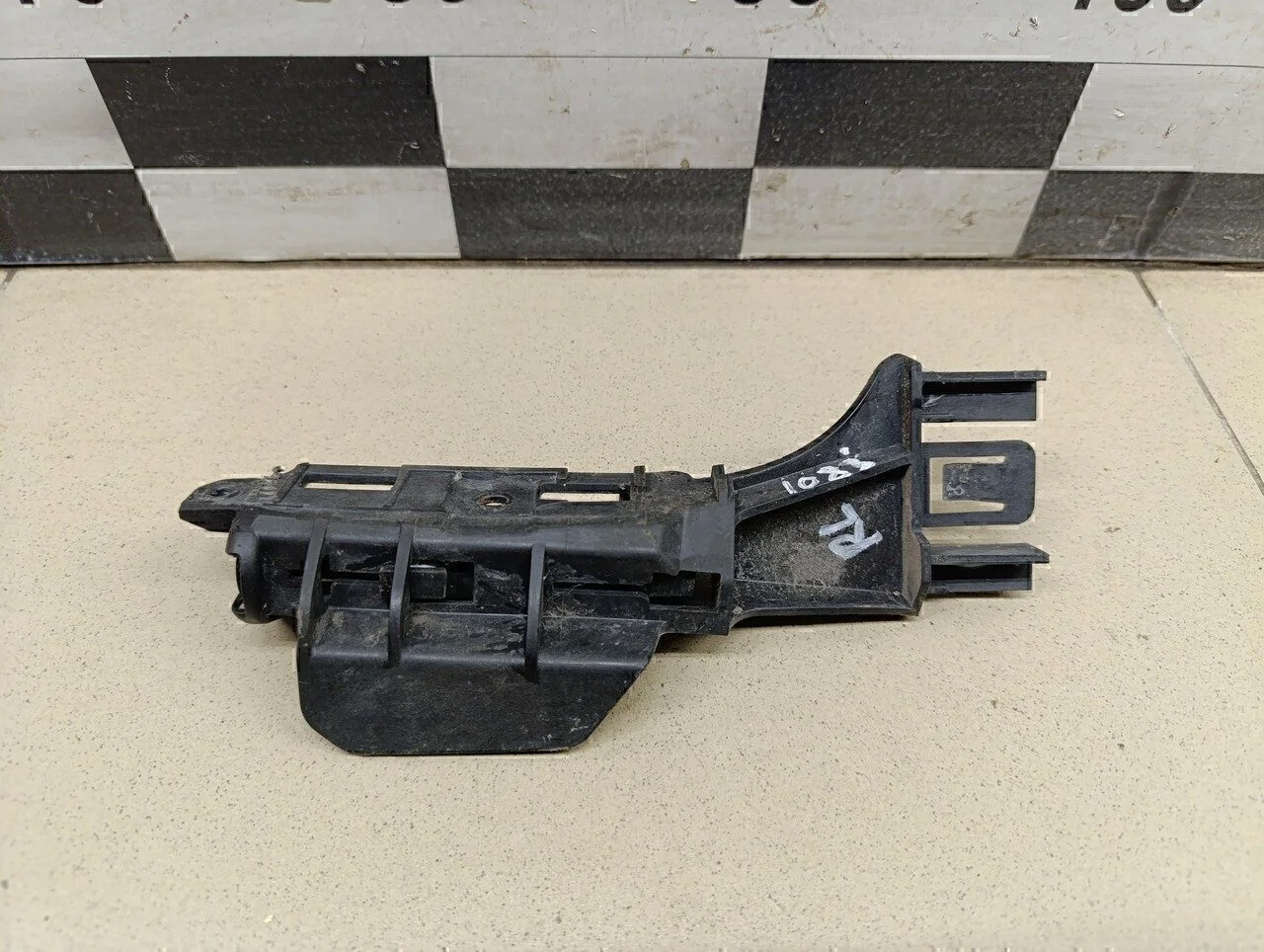 Направляющая заднего бампера левая A5/S5 [8T] Coupe/Sportback 2008-2016