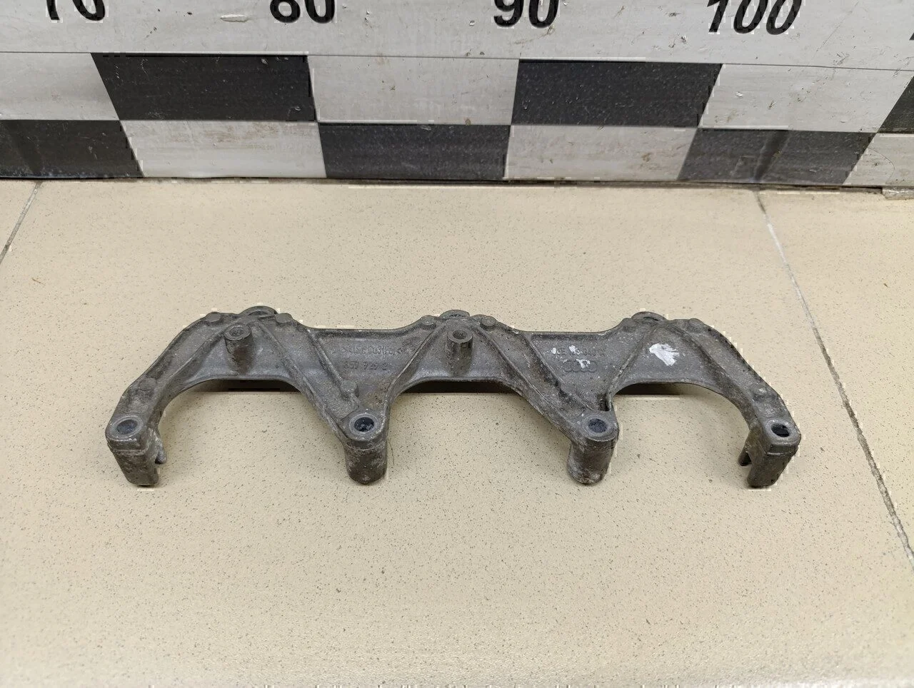 Кронштейн (сопут. товар) A6 [C6,4F] 2005-2011