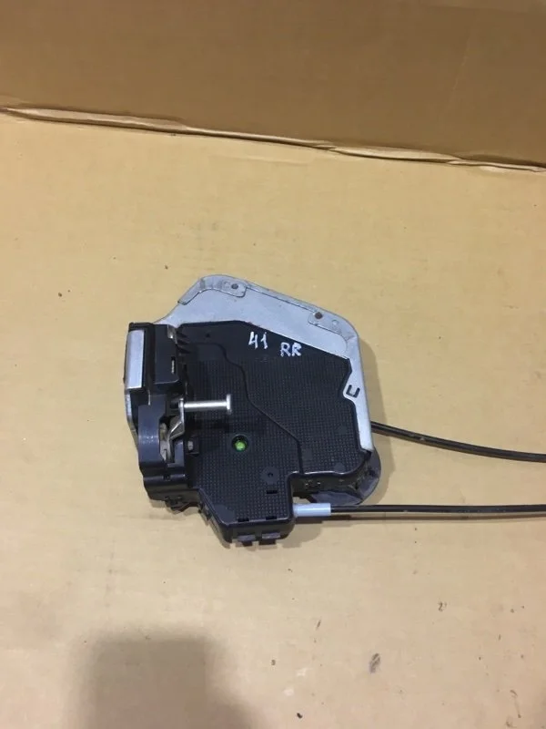 Замок двери задней правой Toyota Land Cruiser 2017 6905060110 URJ202 1VD-FTV 4.5, задний правый